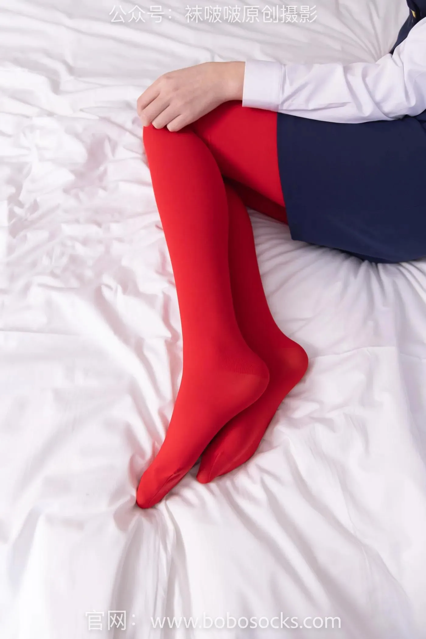 [BoBoSocks袜啵啵]NO.132 小甜豆-aj1板鞋、蓝色短靴、厚黑丝、厚红丝 [145P]插图